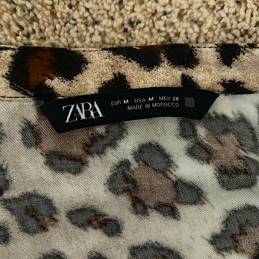 Zara Sexy Leopard Spots Button Front Blouse **Size M** 🔥🔥🐆 - Picture 4 of 4
